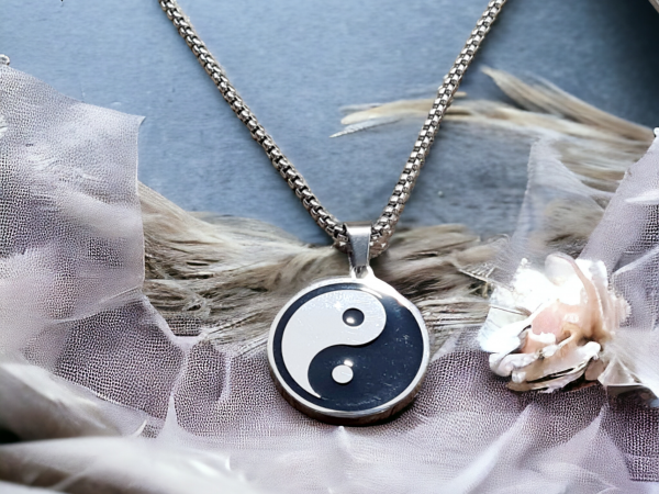 collier yin yang argentée acier inoxydable